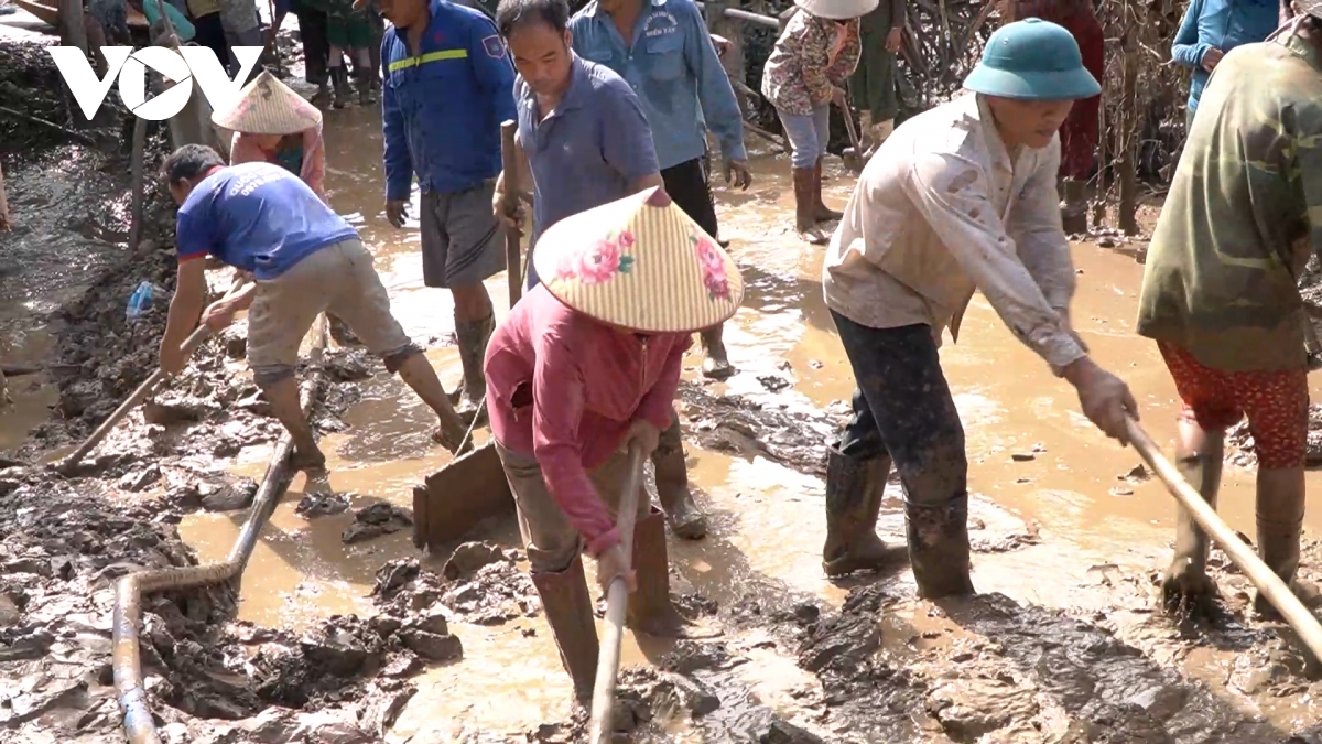 Vượt hàng trăm km lên miền Tây Nghệ An giúp đồng bào dọn dẹp sau lũ lịch sử